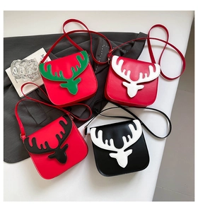 Gros plan détaillé de quatre sacs à bandoulière chics de Noël avec bois de renne en couleurs