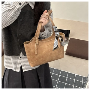 Sac fourre-tout marron avec texture vintage et détail de foulard en soie élégant