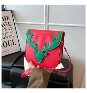 Détail du sac bandoulière rouge de Noël en similicuir avec bois de renne verts festifs