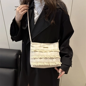 Sac à bandoulière blanc crème avec triples volants en dentelle et forme carrée