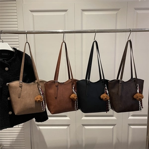 Sac Fourre-Tout Grande Capacité pour Femmes en Cuir PU Vintage Sac à Épaule Minimaliste Décontracté Avec Charme Chiot Peluche