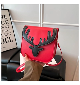 Détail d'un sac à bandoulière en cuir PU rouge avec patch bois de renne noir et métal doré