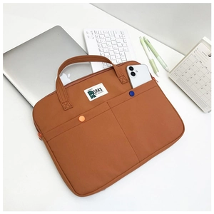 Detail van bruine laptoptas met dubbele vakken, knopdecoratie en een stevig handvat