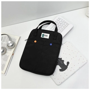 Detailoverzicht van een zwarte laptoptas met gekleurde knopen en een RORKS-merkpatch