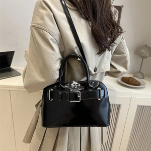 Bolso de charol negro con hebilla plateada y correa ajustable para el hombro