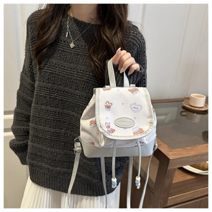 Detail eines Mini-Cartoon-Rucksacks mit Hasenprint und Kordelzug-Magnetverschluss