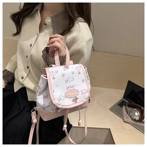 Detailansicht des Mini-Rucksacks mit Blumenmuster, Cartoon-Welpen-Prints und Lederetikett