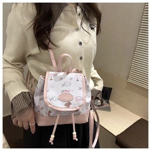 Detailansicht des rosa-beigen Mini-Rucksacks mit niedlichen Cartoon-Welpen-Mustern
