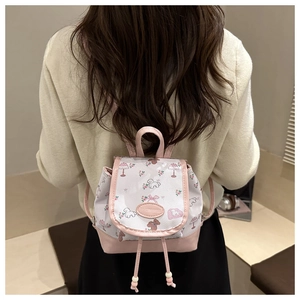 Mini-Rucksack in Rosa mit Teddybär-Print, am Model in gemütlicher Umgebung gezeigt
