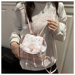 Details des Mini-Rucksacks in Weiß und Rosa mit niedlichen Comic-Welpen-Mustern