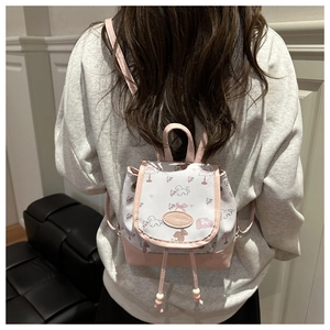 Detailansicht eines Mini-Rucksacks mit Blumenmuster und pink-weißem Kontrastdesign