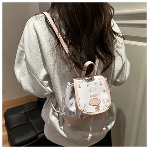Rückansicht eines Mini-Rucksacks mit Kordelzug, rosa Kontrasten und niedlichen Motiven