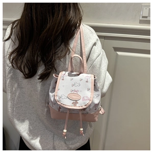 Rückansicht eines Models mit dem rosa-weißen Mini-Rucksack mit Blumenmuster
