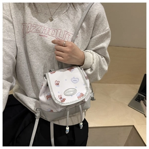 Detailansicht Mini-Rucksack mit Kontrastbesatz in Grau und süßem Tier-Print