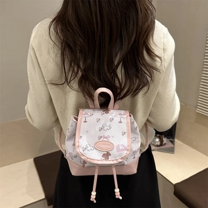 Kleiner Rucksack in Rosa und Weiß mit süßen Cartoons und praktischem Kordelzugverschluss