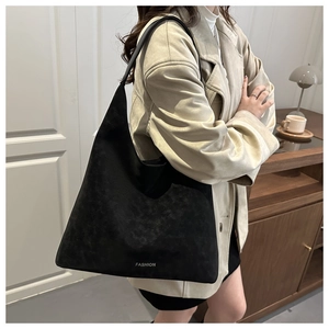 Détail du sac cabas en daim noir avec lettrage FASHION blanc style minimaliste
