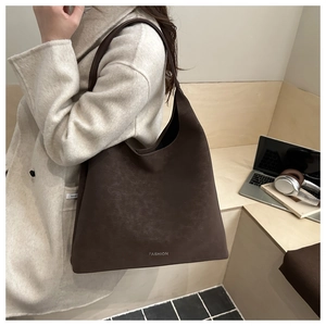 Dettaglio della borsa hobo marrone caffè in pelle smerigliata con texture vintage