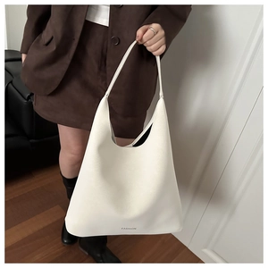 Gros plan du sac cabas hobo en cuir blanc avec texte FASHION et large bandoulière minimaliste