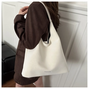 Dettaglio della borsa tote in pelle PU bianco crema con scritta FASHION sulla spalla