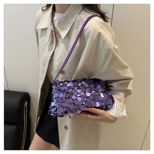 Dettaglio della mini borsa a tracolla viola con paillettes e silhouette sottile