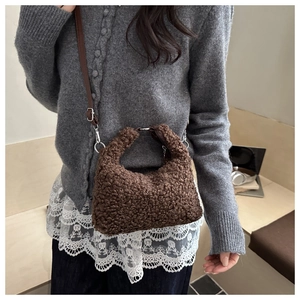 Détail du sac à main en laine d'agneau marron avec bandoulière en cuir et anneaux en argent