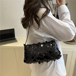 Borsa a tracolla con paillettes nere alla moda con sottile cinturino in pelle nera