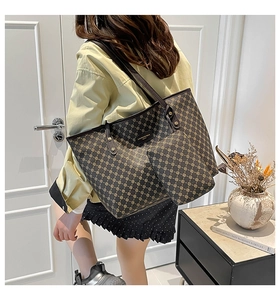 Grande borsa shopper marrone con motivo floreale e pochette coordinata sulla spalla