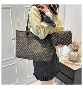 Dettaglio del set borsa tote con motivo vintage indossato dalla modella