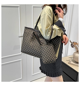 Vista dettagliata della grande borsa tote marrone vintage con motivi geometrici