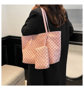 Set borsa tote rosa con motivo a quadrifoglio indossata a spalla in ecopelle moda