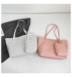 Dettaglio della borsa tote rosa con motivo geometrico e piccola pochette con cerniera
