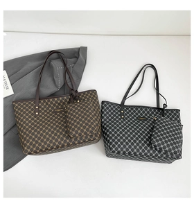 Dettaglio del set borsa tote a scacchi con portamonete coordinato e spazio interno