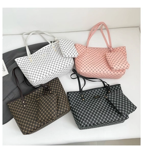 Set dettagliato di borse tote con motivi geometrici e pochette coordinate in quattro colori