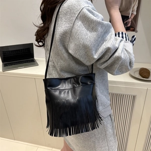 Schwarze Vintage Fransen Umhängetasche im Bucket-Stil mit Quasten-Details für Damen