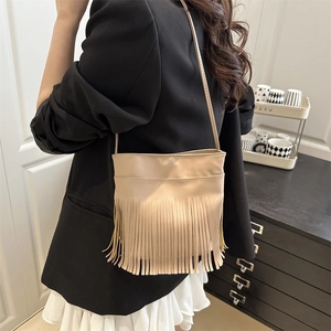 Sac seau bandoulière beige à franges pour femme au design rétro minimaliste
