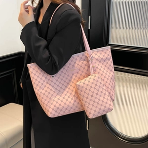 Set borsa tote rosa con motivo monogramma e pochette coordinata vista di lato