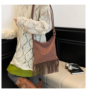 Sac bandoulière bohème en daim marron avec de longues franges et bandoulière fine