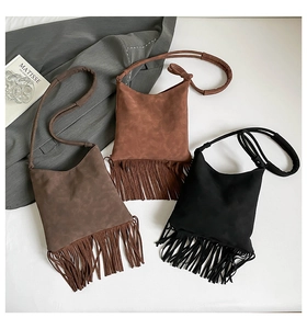 Vue à plat de sacs à bandoulière bohèmes à franges en daim noir et marron pour femme