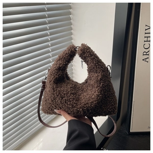 Vue détaillée du sac en polaire peluche marron montrant la texture douce et les ferrures