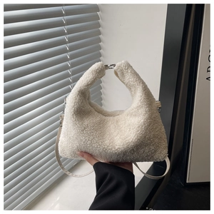 Détail du sac hobo en fausse fourrure blanche douce avec fermeture éclair en chaîne métal