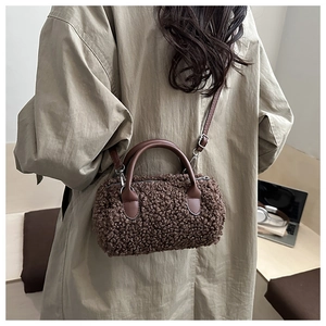 Borsa a cilindro marrone in sherpa indossata a tracolla mostrando texture e dimensioni