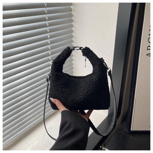 Détail du mini sac en peluche noire avec bandoulière en cuir et anneaux en argent
