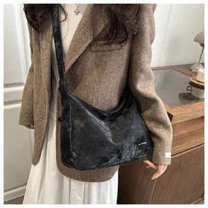 Detail of black textured tote bag featuring IDLE BREEZINESS logo and wide shoulder strap