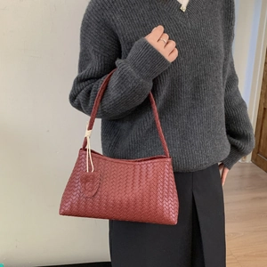 Grand sac cabas tressé rouge brique avec breloque cœur et bandoulière en cuir souple