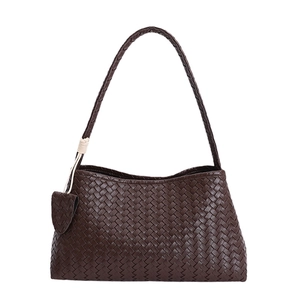 Sac à bandoulière hobo en cuir tressé marron foncé au design minimaliste
