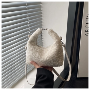 Détail du sac à main blanc en peluche avec poignée en anneau argenté et fausse fourrure