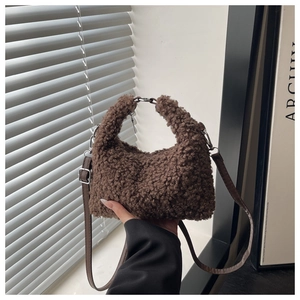 Détails de la texture pelucheuse du sac marron avec anneau métallique argenté