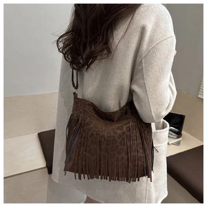 Vue détaillée du sac à franges imprimé léopard marron café en daim synthétique