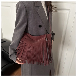 Gros plan détaillé du sac cabas bordeaux en daim avec franges et textures de qualité