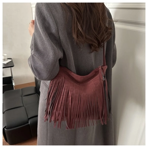Sac fourre-tout rouge foncé avec longues franges au style vintage bohème élégant